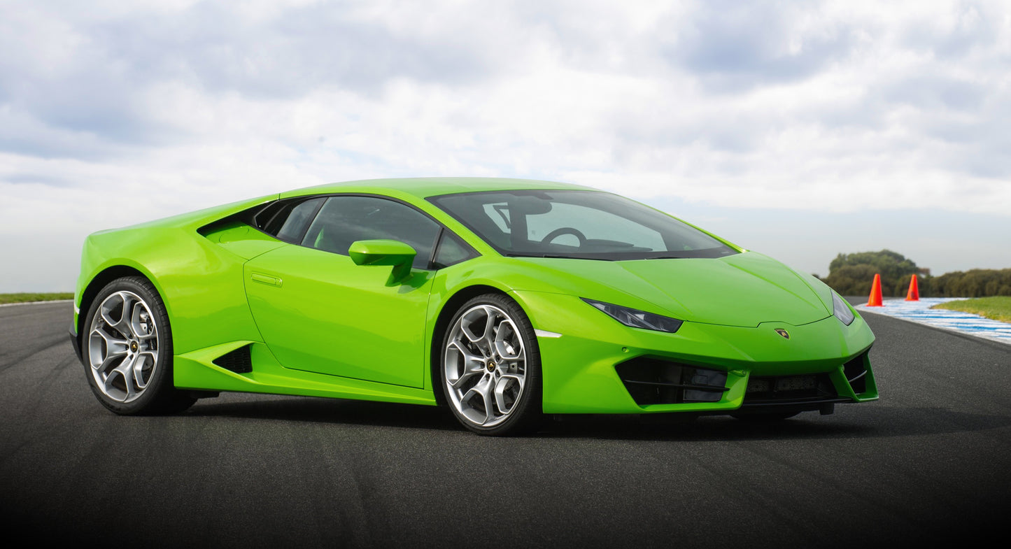 Kör en Ferrari 458 eller Lamborghini Huracan på allmän väg