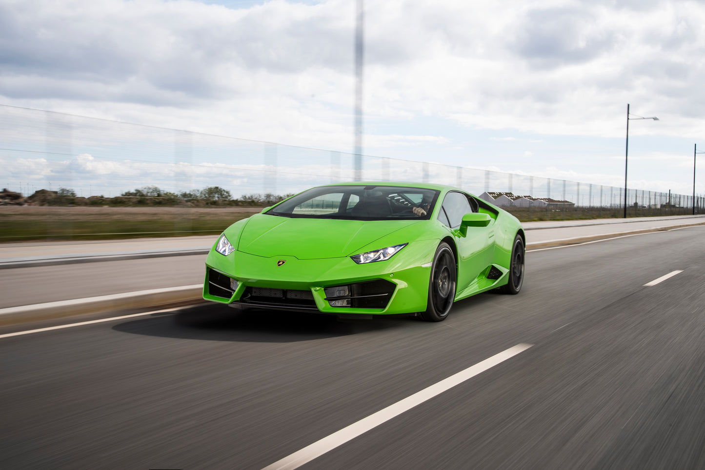 Kör en Ferrari 458 eller Lamborghini Huracan på allmän väg