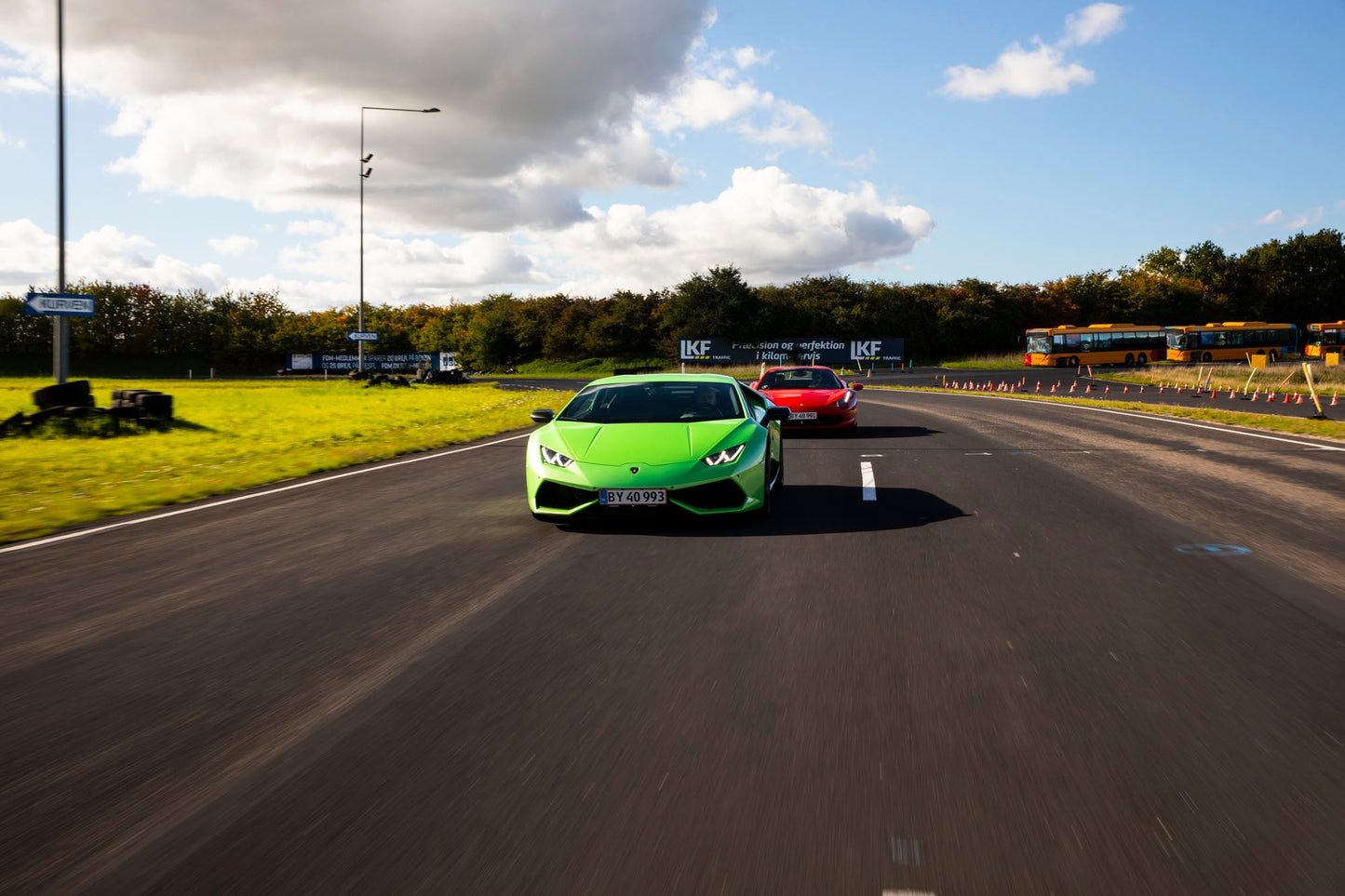 NYHET! För 2 personer - Kör Ferrari och Lamborghini på bana