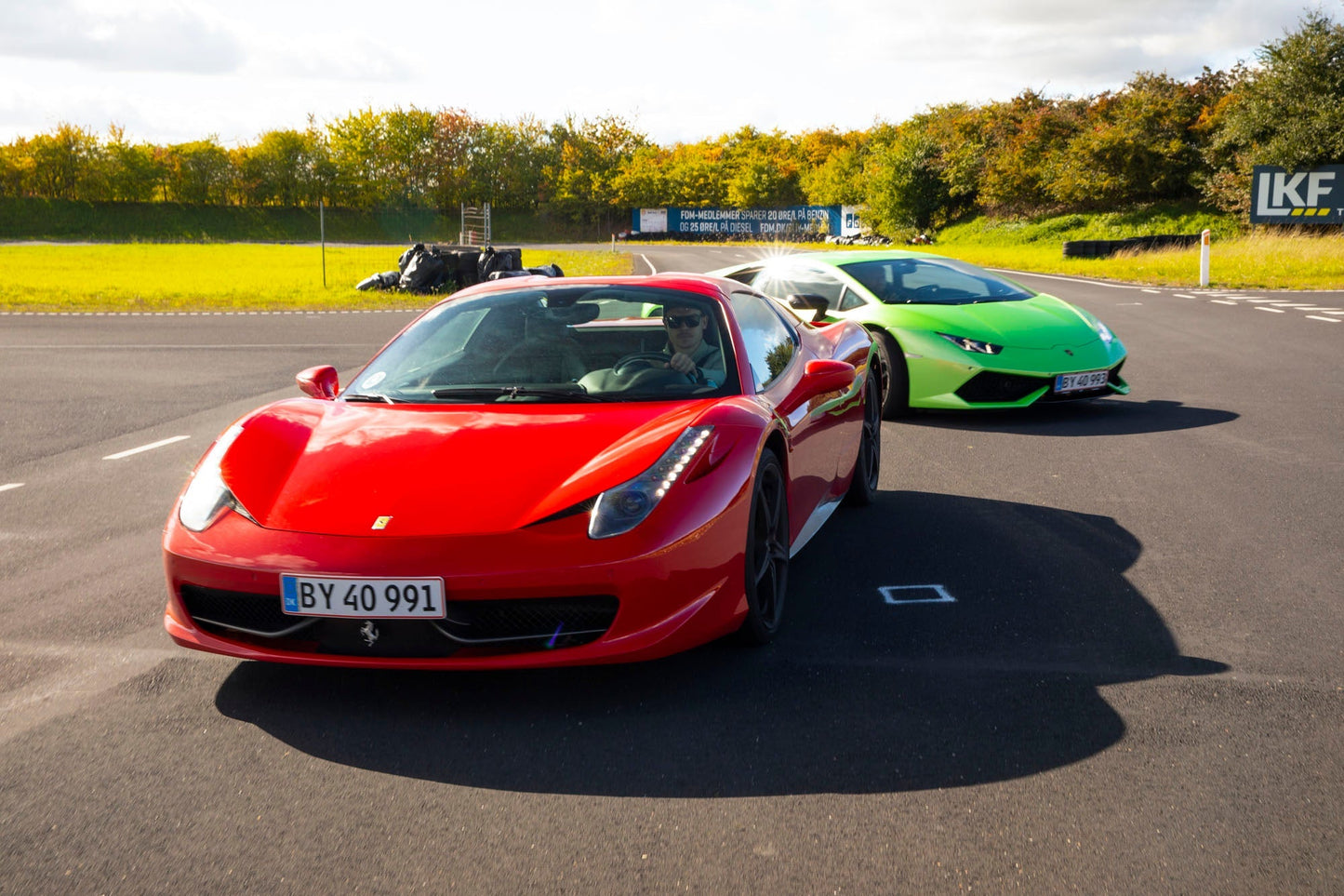 NYHET! För 2 personer - Kör Ferrari och Lamborghini på bana