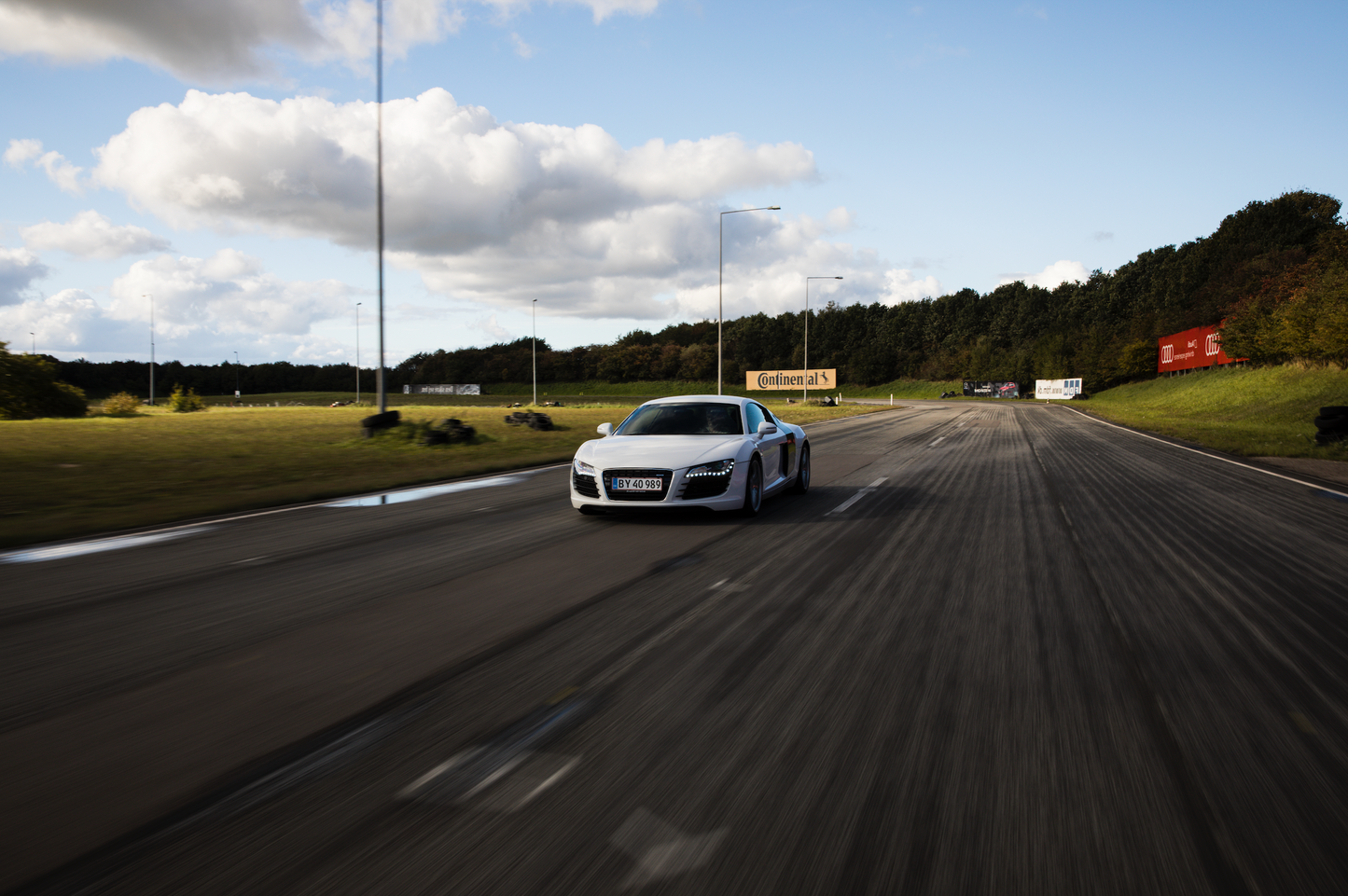 För 2 personer - Kör Audi R8 på bana